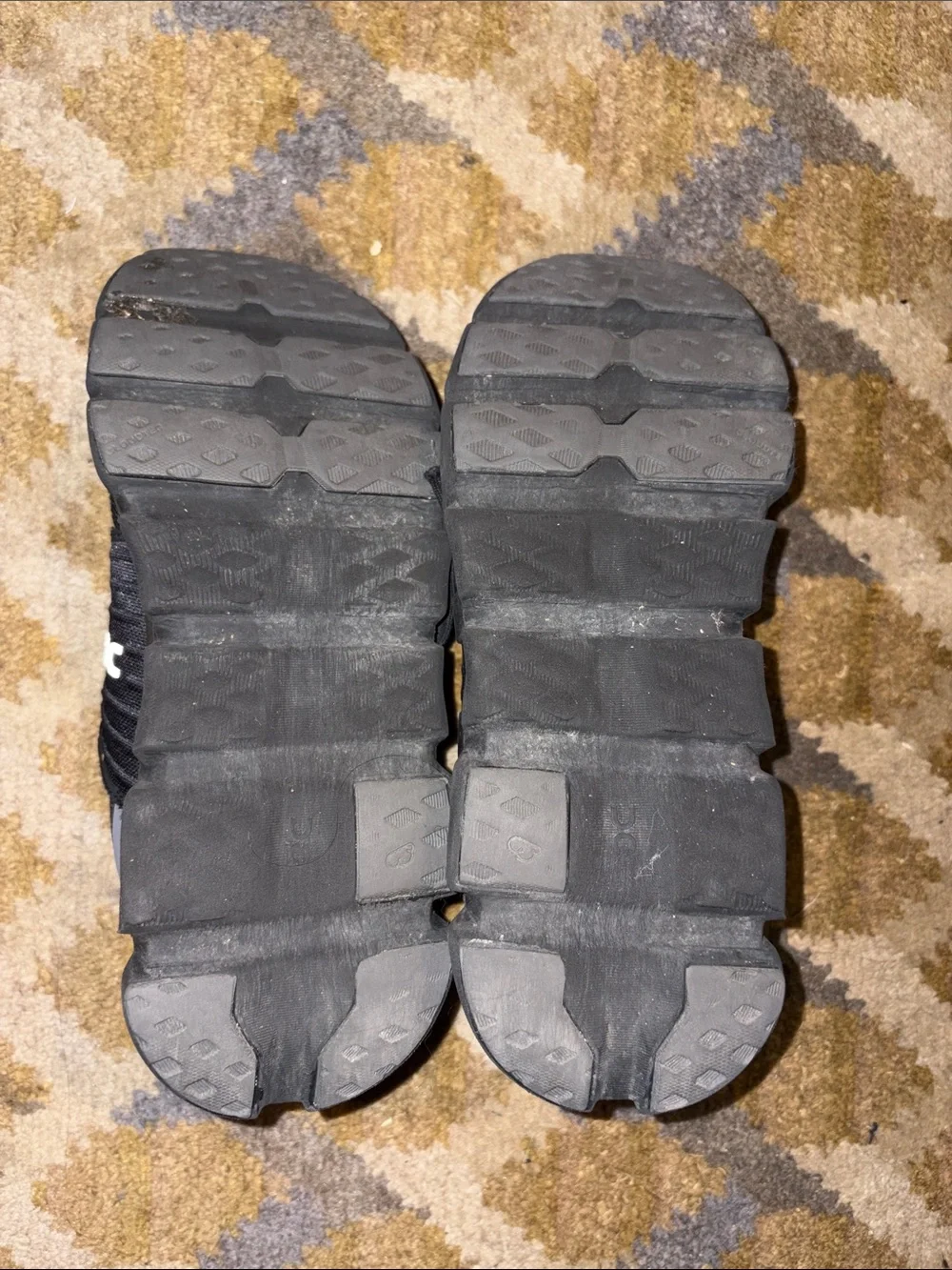 On Running Cloudswift junior Shoe in Dark Gray with Red Pull Tab size 6.5Y